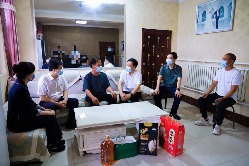 区政协党组书记、主席张德启到张家湾镇慰问困难党员