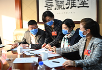 委员分组讨论