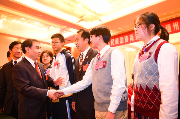 政协全会上的“小委员”——18位中学生走...