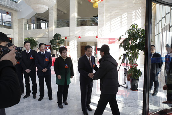 区政协六届三次会议委员报到