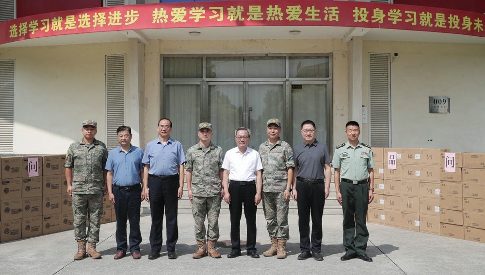 区政协主席胡雪峰带队走访慰问驻通部队官兵