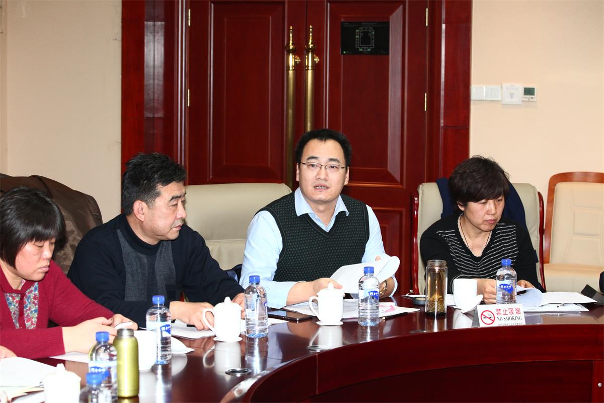 政协委员分组讨论大会报告