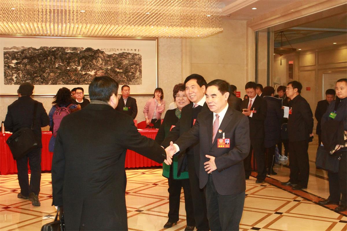 政协六届一次会议委员报到